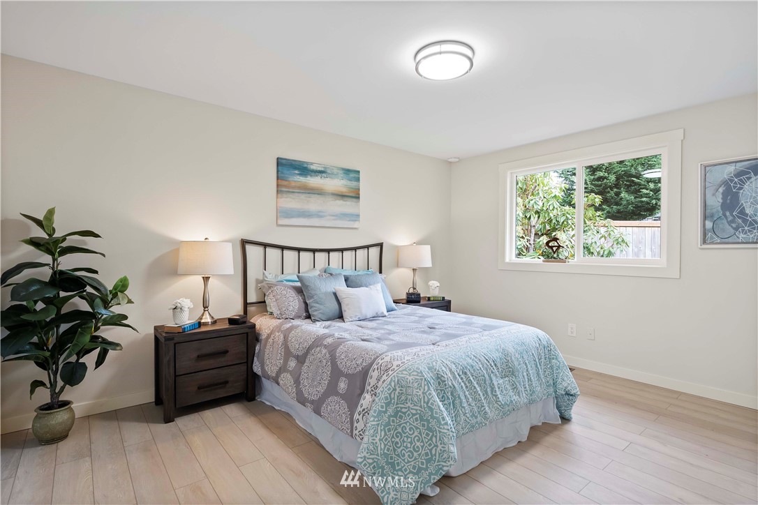 5723 Highland Road Everett, WA 98203 - Photo 11 of 21 a bedroom with a bed and a potted plant