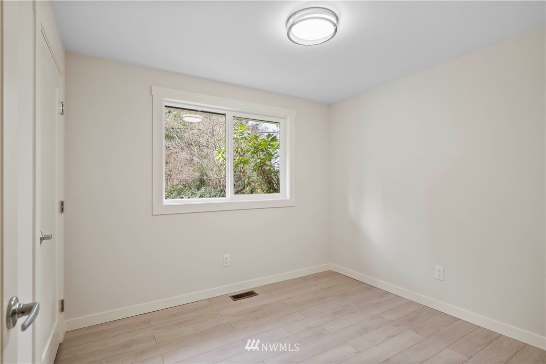 5723 Highland Road Everett, WA 98203 - Photo 14 of 21 an empty room with a window