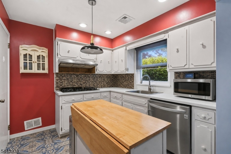 57 Ivanhoe Terrace Bloomfield, NJ 07003 - Photo 10 of 37