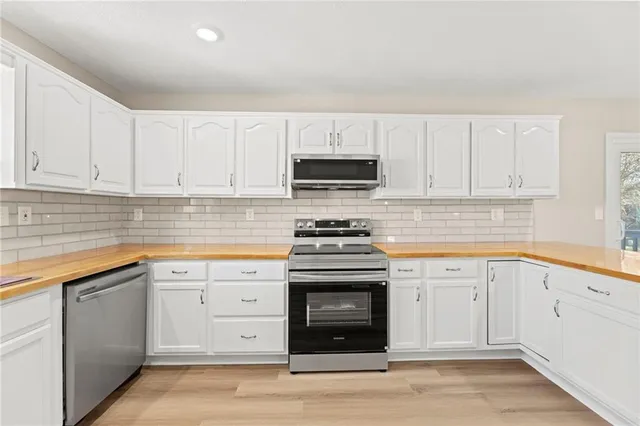 $369,900 | 8615 North Wayland Avenue, Kansas City, MO 64153