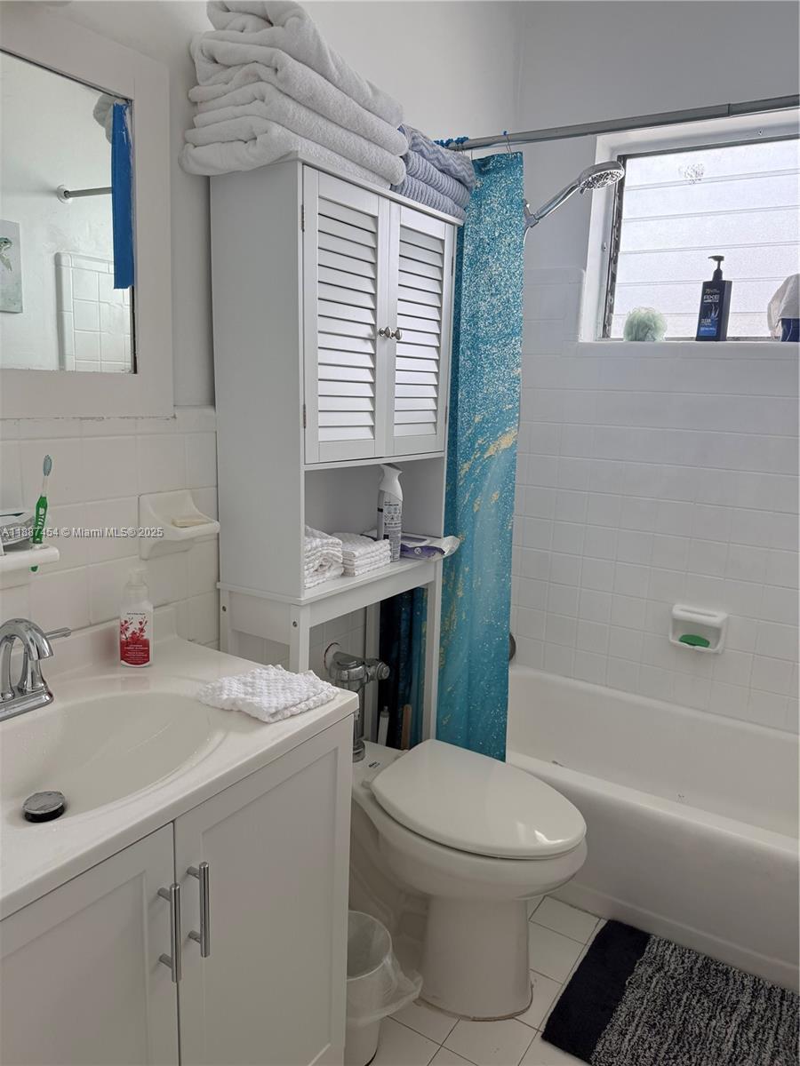1060 Pennsylvania Avenue, Unit 18 Miami Beach, FL 33139 - Photo 6 of 21 a bathroom with a sink a toilet and a bathtub