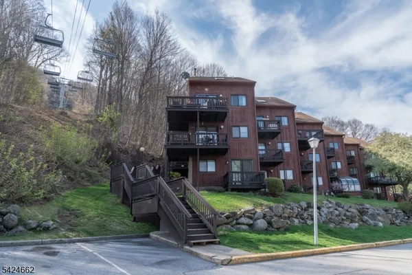 $249,900 | 4 Red Lodge Drive, Unit 3, Vernon, NJ 07462