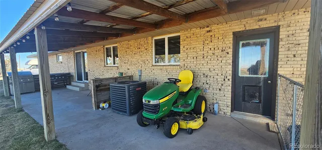 a view of a house with backyard