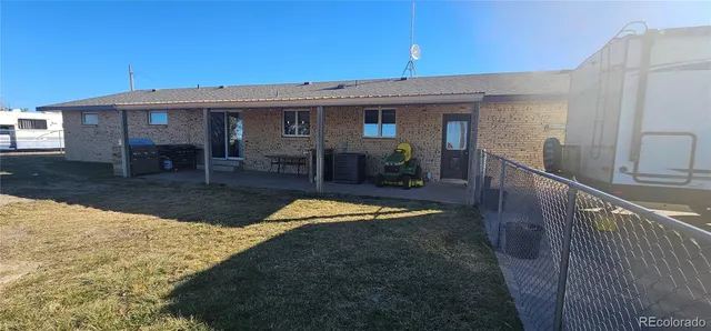 a view of backyard of the house