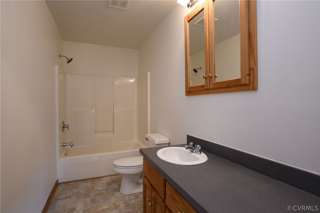 204 Hazelwood Road Aylett, VA 23009 - Photo 13 of 18 Hallway/Guest bath