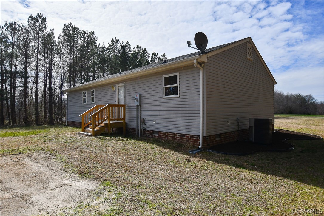 204 Hazelwood Road Aylett, VA 23009 - Photo 2 of 18 Back of the home