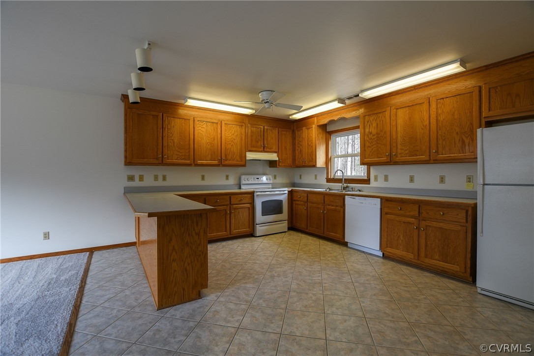 204 Hazelwood Road Aylett, VA 23009 - Photo 10 of 18 Spacious kitchen open to living room