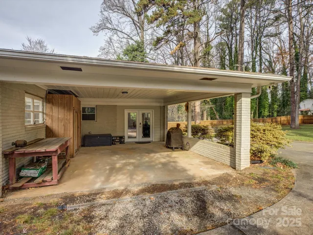 a view of a chairs setting in patio of a house