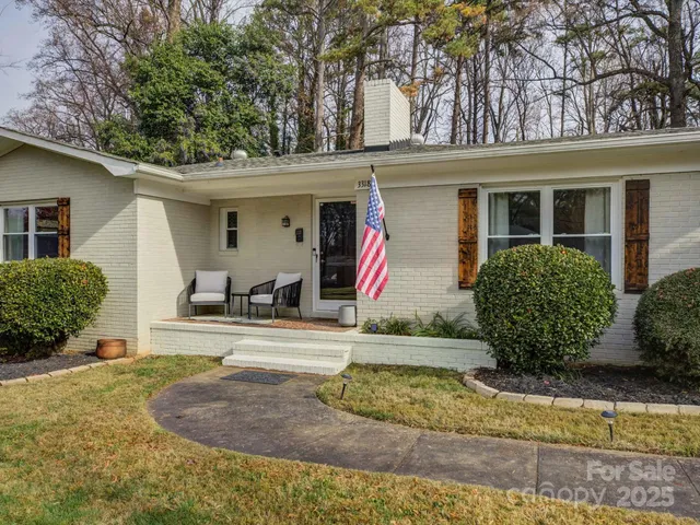 a view of a house with backyard