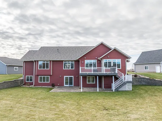 $565,000 | 240 North Pond Drive, Jackson, MN 56143