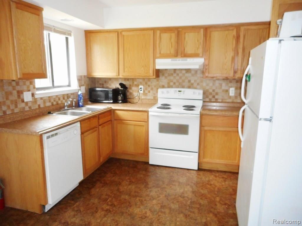 23684 Lahser Road, Unit 27 Southfield, MI 48033 - Photo 2 of 5 DSCN0132 (1024x768).jpg