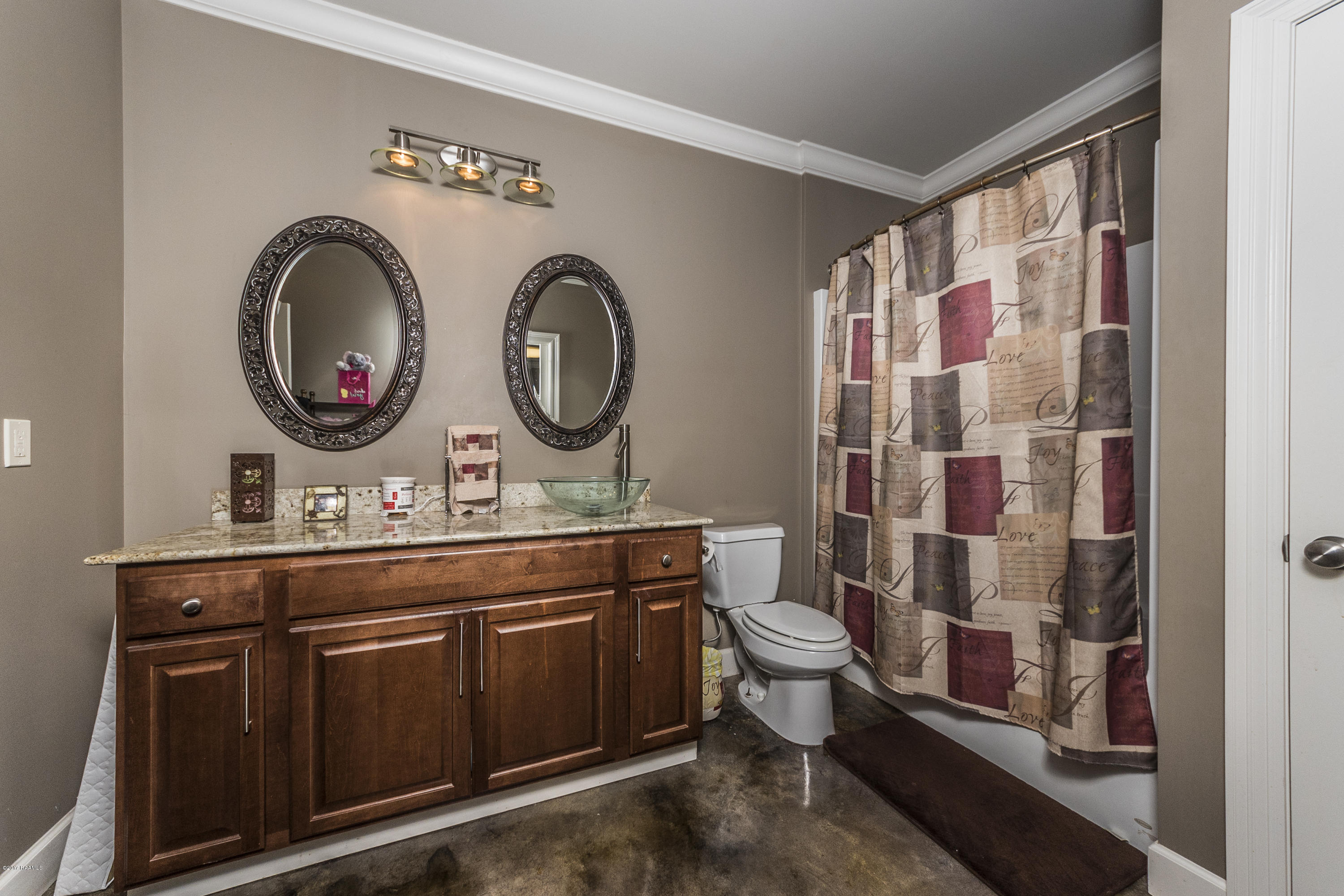 21726 Premier Road Kaplan, LA 70548 - Photo 22 of 39 Hallway Bath 1