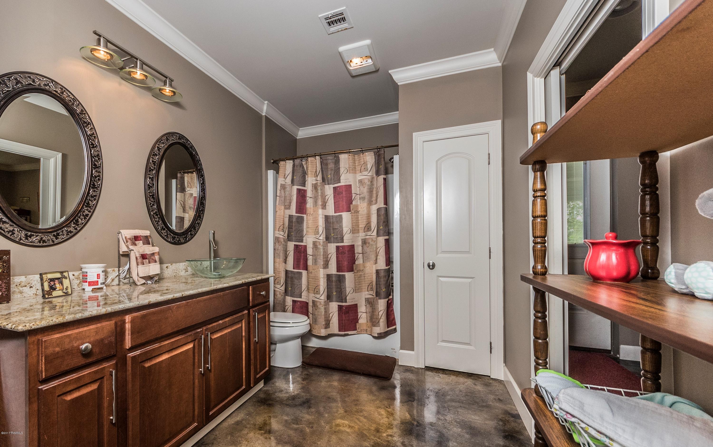 21726 Premier Road Kaplan, LA 70548 - Photo 23 of 39 Hallway Bath 2 (2)