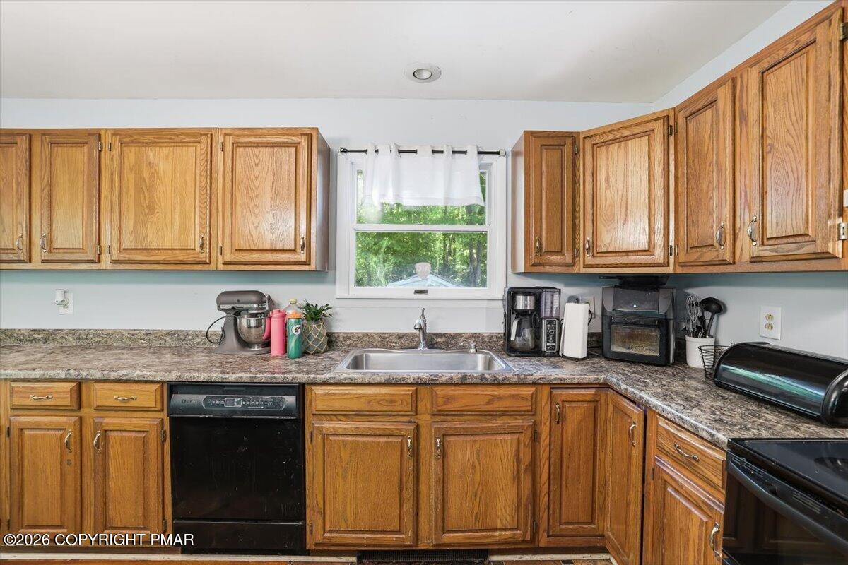 713 Lily Road East Stroudsburg, PA 18302 - Photo 9 of 44 Kitchen