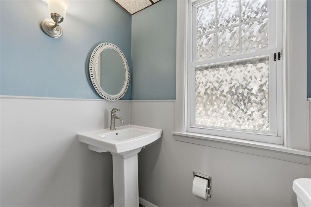 585 Armory Street Springfield, MA 01104 - Photo 19 of 40