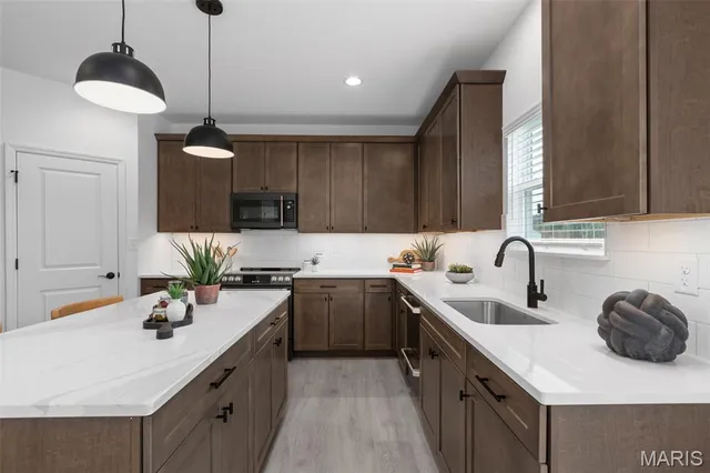 $311,900 | 2 Royal Ii At River Bluffs Manors, Florissant, MO 63031