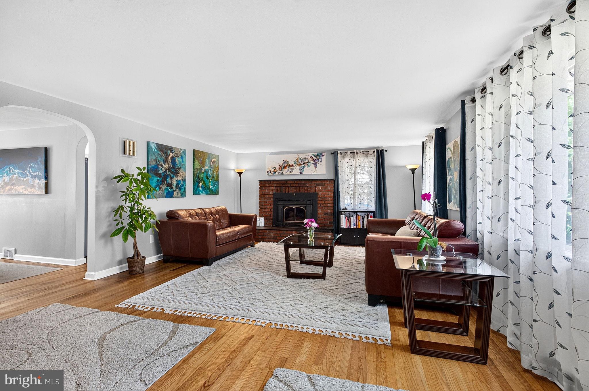 321 Buttonwood Street Hamilton, NJ 08619 - Photo 5 of 42 Light-filled living room