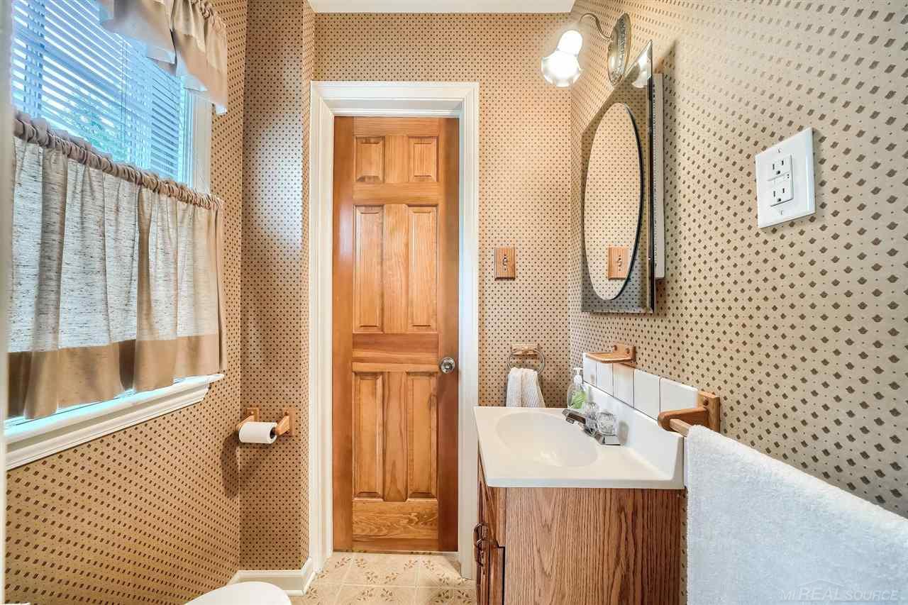 926 Hampton Road Grosse Pointe Woods, MI 48236 - Photo 11 of 25