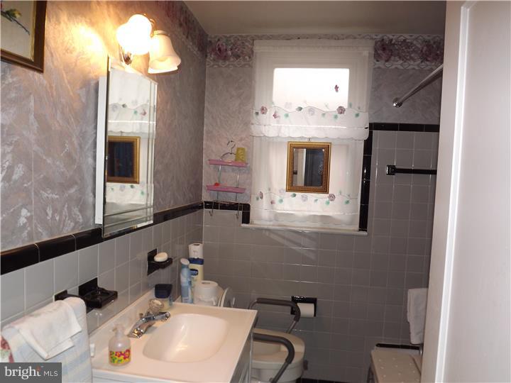 961 Rocklynn Road Springfield, PA 19064 - Photo 14 of 18 Bathroom