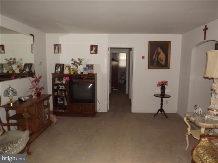 961 Rocklynn Road Springfield, PA 19064 - Photo 3 of 18 Living Room