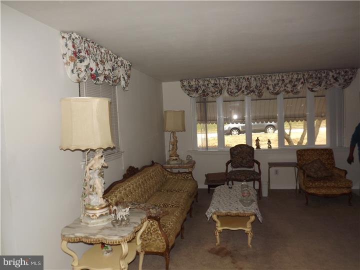 961 Rocklynn Road Springfield, PA 19064 - Photo 4 of 18 Living Room