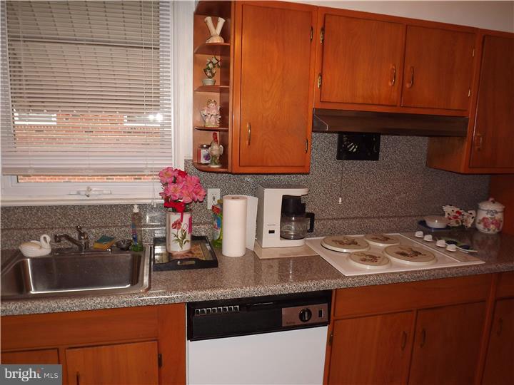961 Rocklynn Road Springfield, PA 19064 - Photo 8 of 18 Kitchen