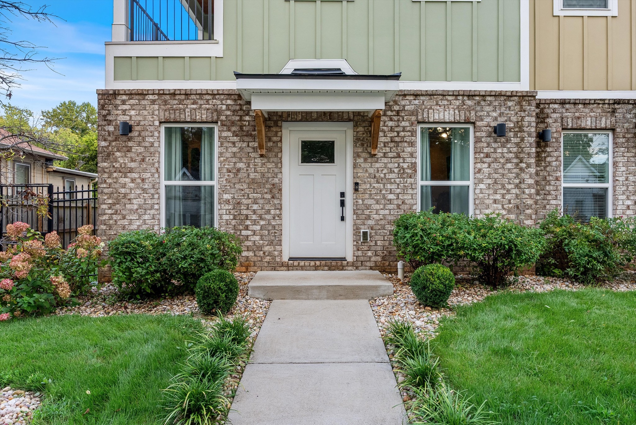 906 North Maple Street Murfreesboro, TN 37130 - Photo 7 of 39 a front view of a house with a garden