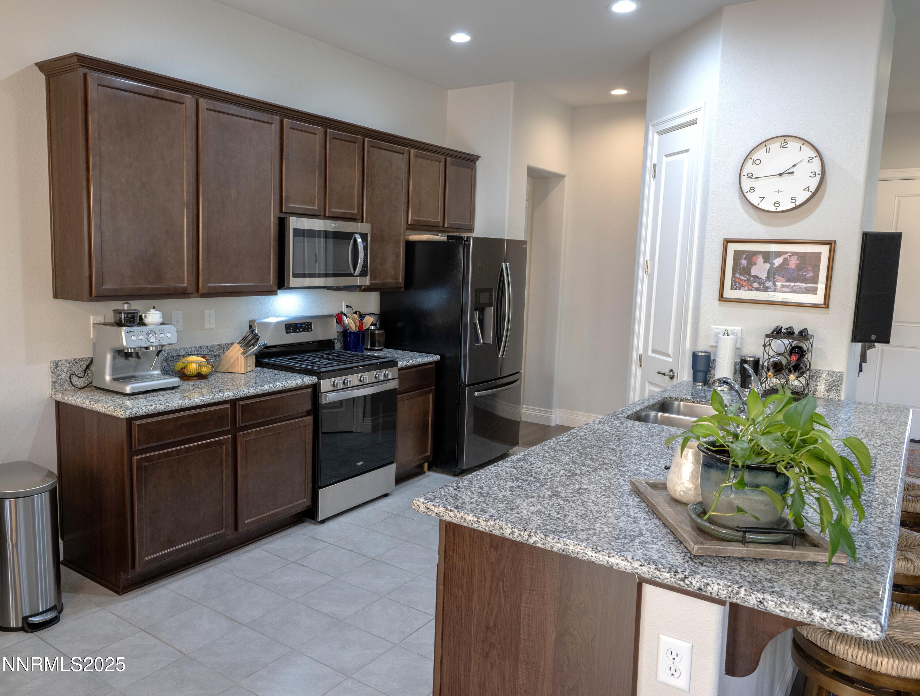 11043 Athabasca Drive Reno, NV 89506 - Photo 6 of 23 10 KITCHEN