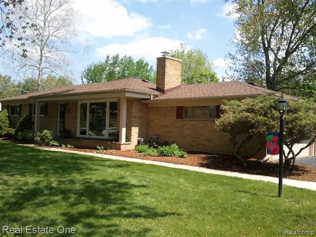 28136 Hawberry Road Farmington, MI 48331 - Photo 2 of 19 Front of Home