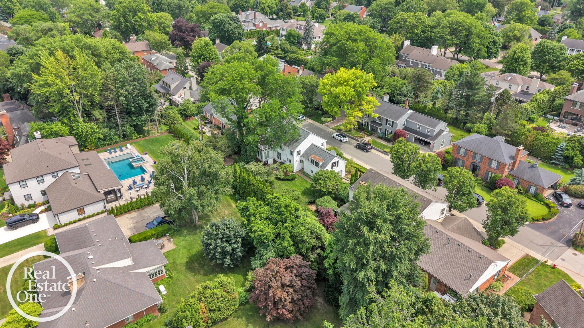 90 Colonial Road Grosse Pointe, MI 48236 - Photo 44 of 49 50213312-5f8f3d7f-3a1c-4286-9ef1-84c799a32e48.JPG