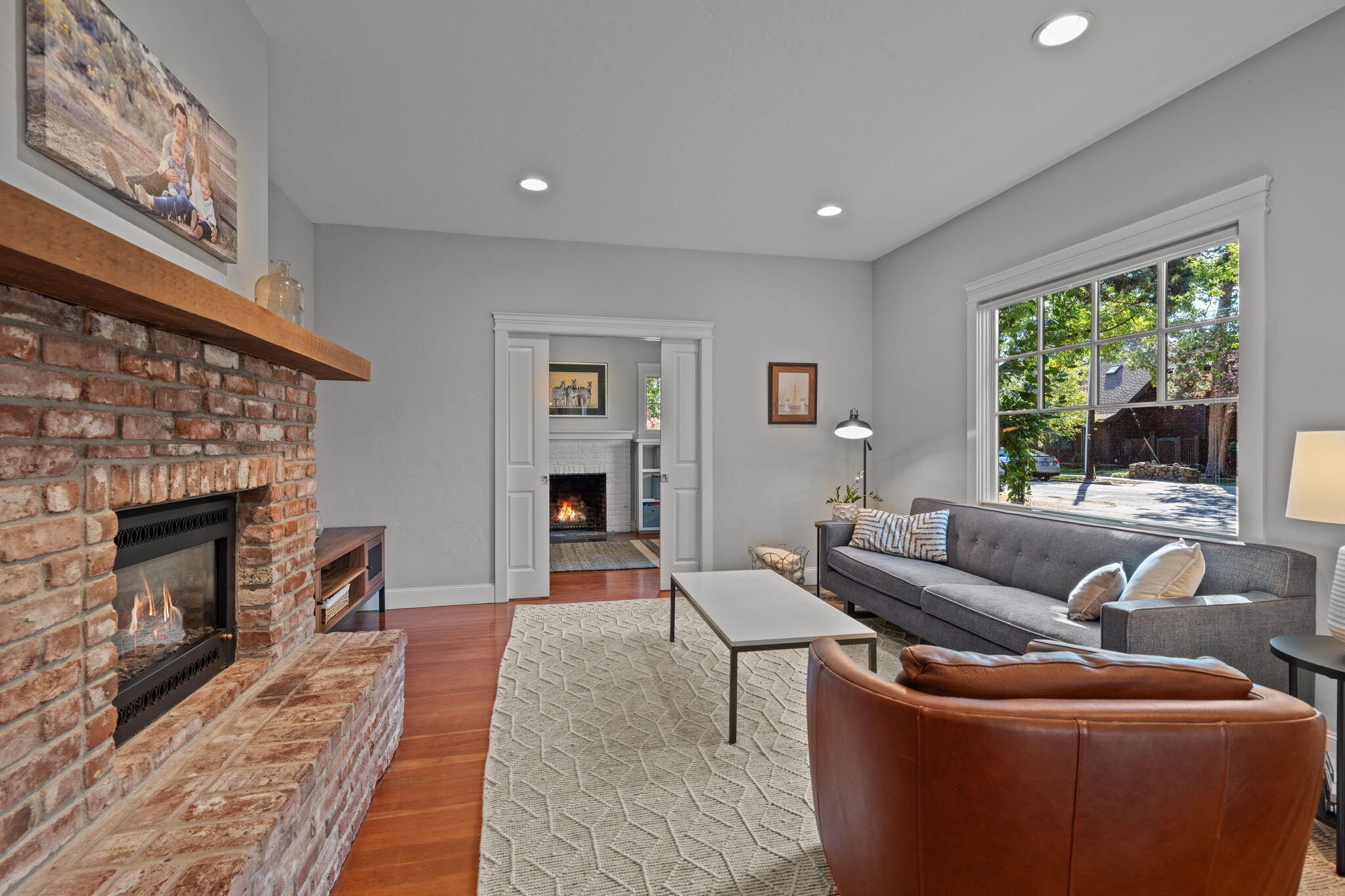 434 Northwest Drake Road Bend, OR 97703 - Photo 7 of 65 Light-filled living room