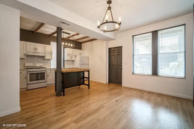 $2,100 | 908 North California Avenue, Unit 1R, Chicago, IL 60622