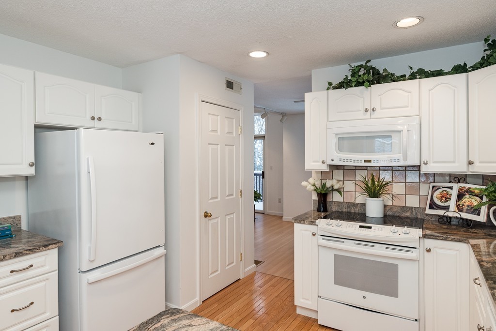 41 Bishops Forest Drive, Unit 41 Waltham, MA 02452 - Photo 9 of 18