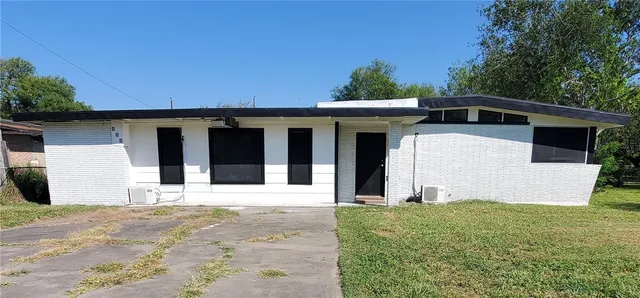$2,100 | 428 West Ave A, Kingsville, TX 78363