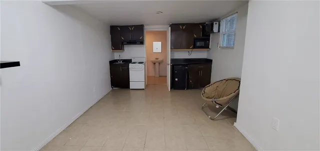 $2,100 | 428 West Ave A, Kingsville, TX 78363