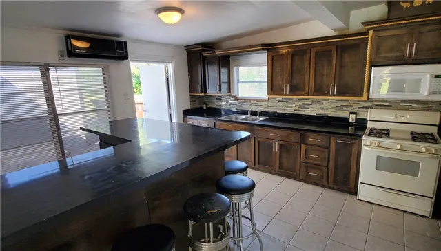 $2,100 | 428 West Ave A, Kingsville, TX 78363