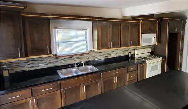 $2,100 | 428 West Ave A, Kingsville, TX 78363