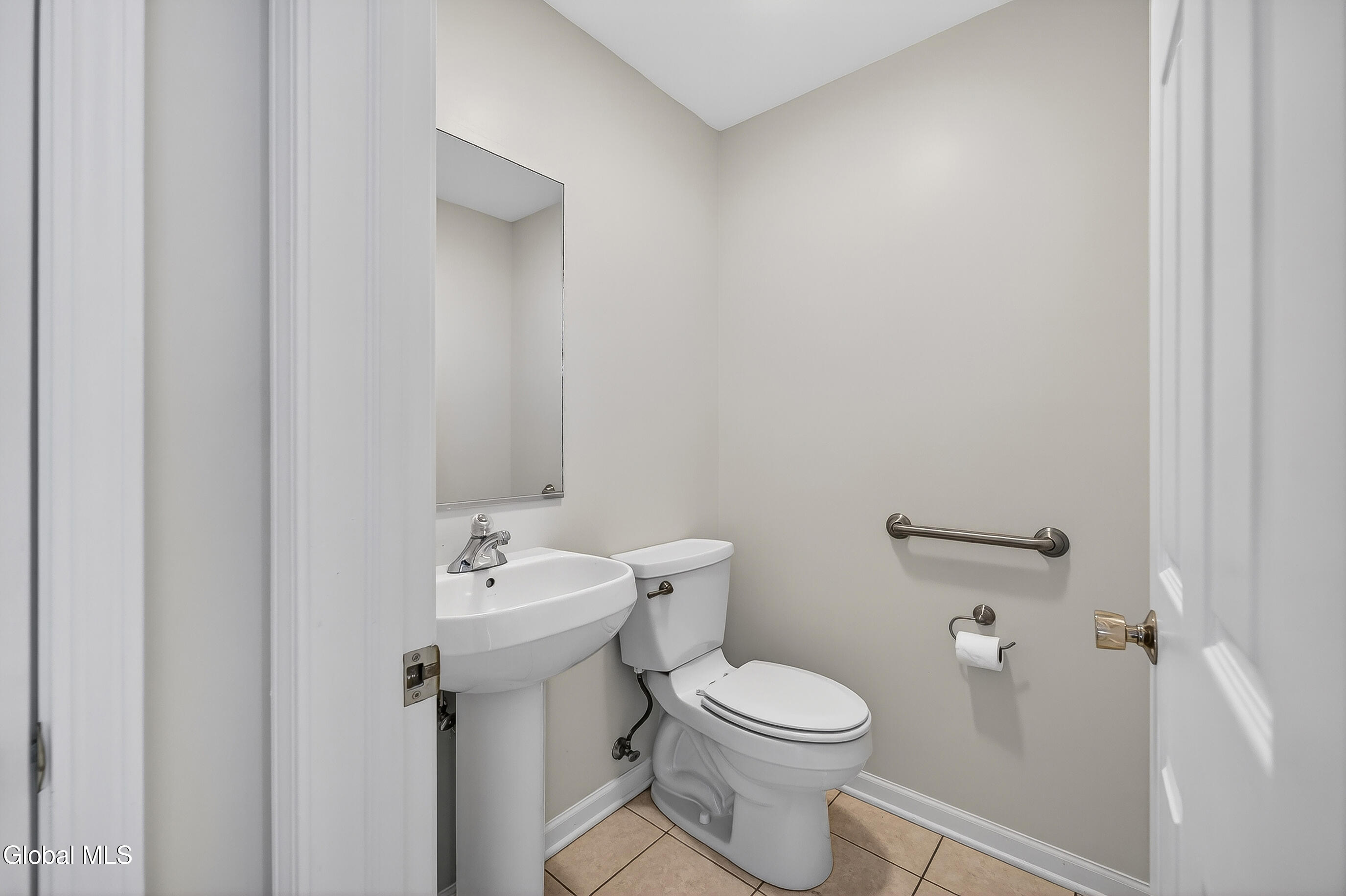 108 Harvard Road Colonie, NY 12189 - Photo 11 of 24 041-108-Harvard-Road-Watervliet-NY-12189