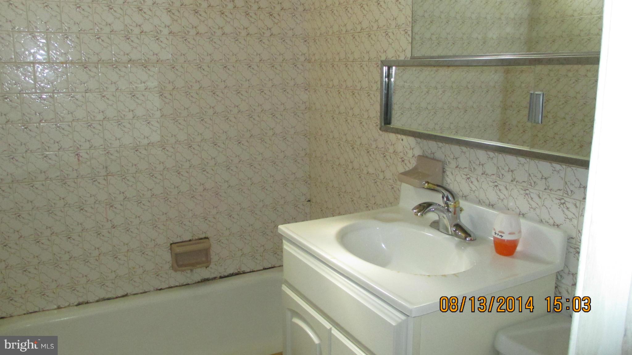 8215 Watersedge Road Baltimore, MD 21222 - Photo 7 of 15 Bath