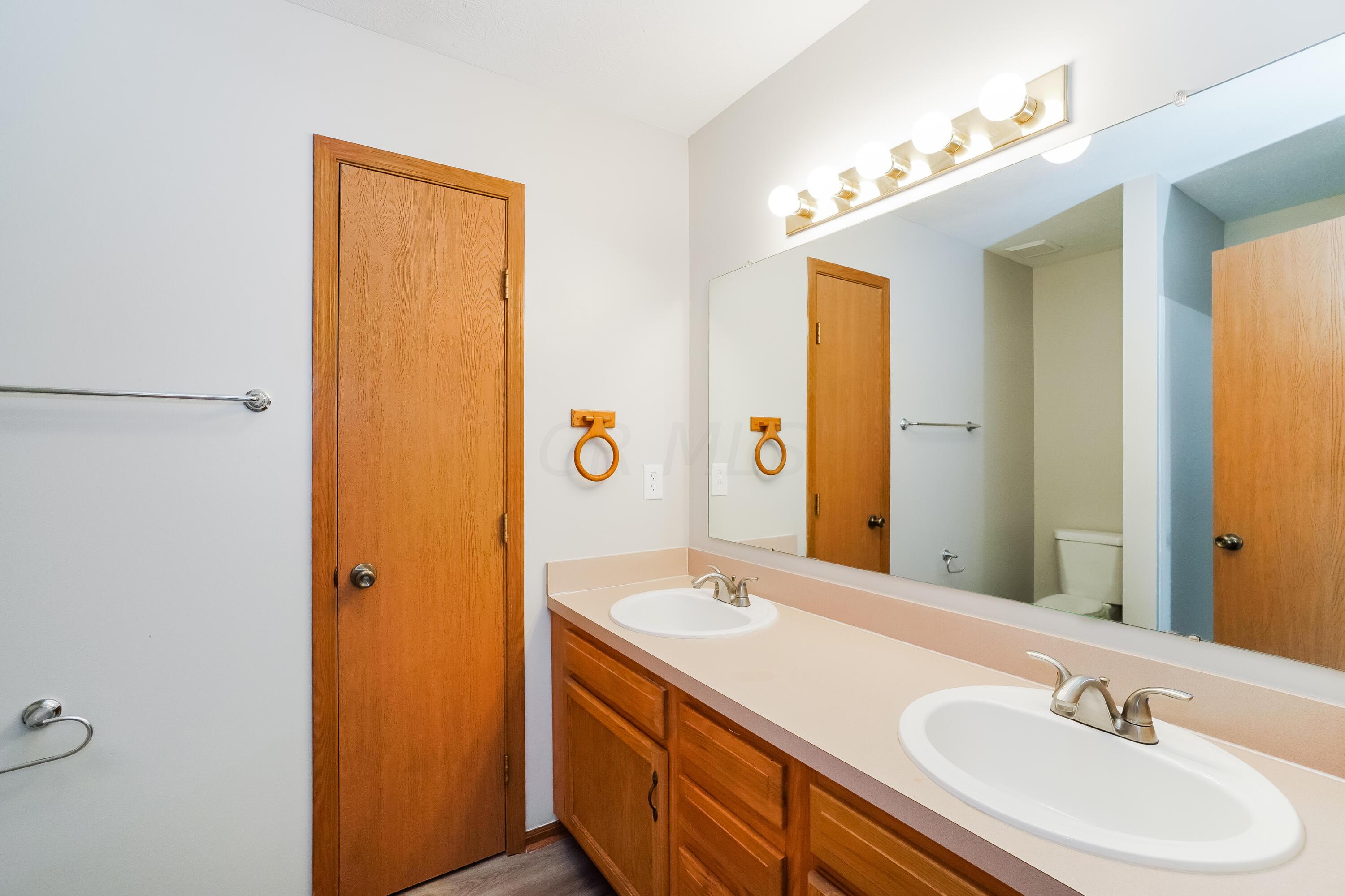 411 Lockbay Road Commercial Point, OH 43116 - Photo 11 of 17 027-photo-primary-bathroom-12930849