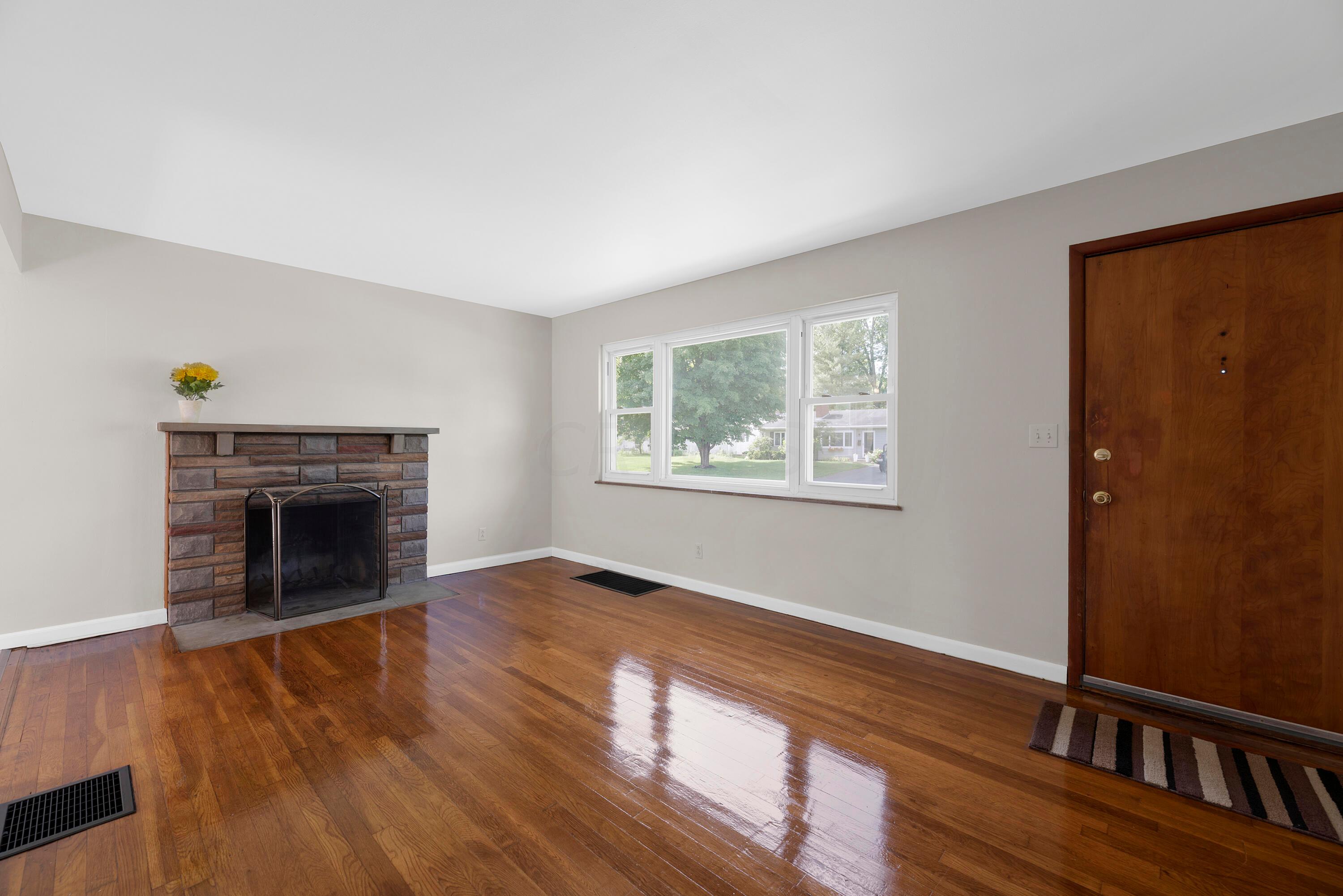 2434 Woodstock Road Columbus, OH 43221 - Photo 4 of 51 MAR_8953