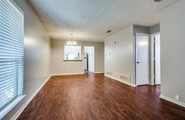 $1,250 | 627 Texas Street, Denton, TX 76209