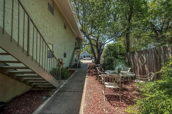 $1,250 | 627 Texas Street, Denton, TX 76209