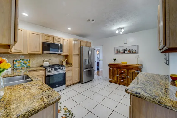 $999,999 | 270 Southeast 3rd Avenue, Pompano Beach, FL 33060
