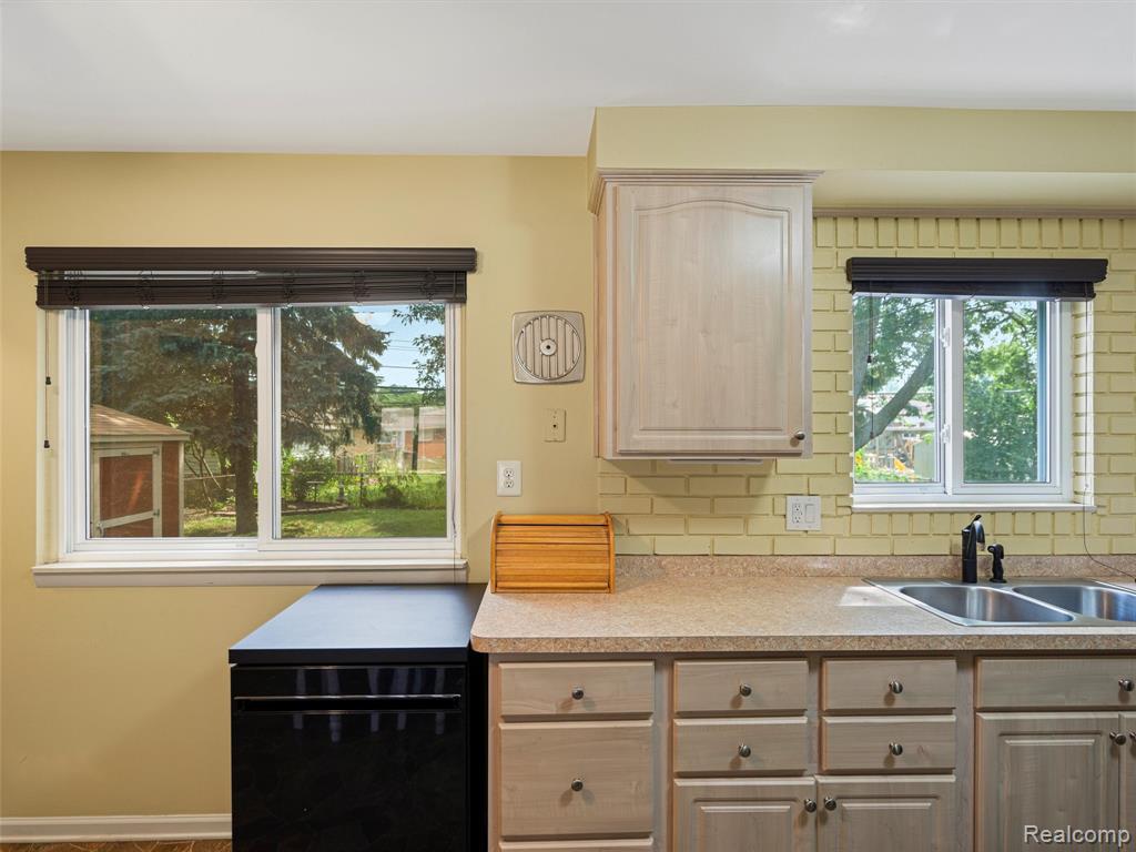32360 Kelly Road Roseville, MI 48066 - Photo 19 of 43