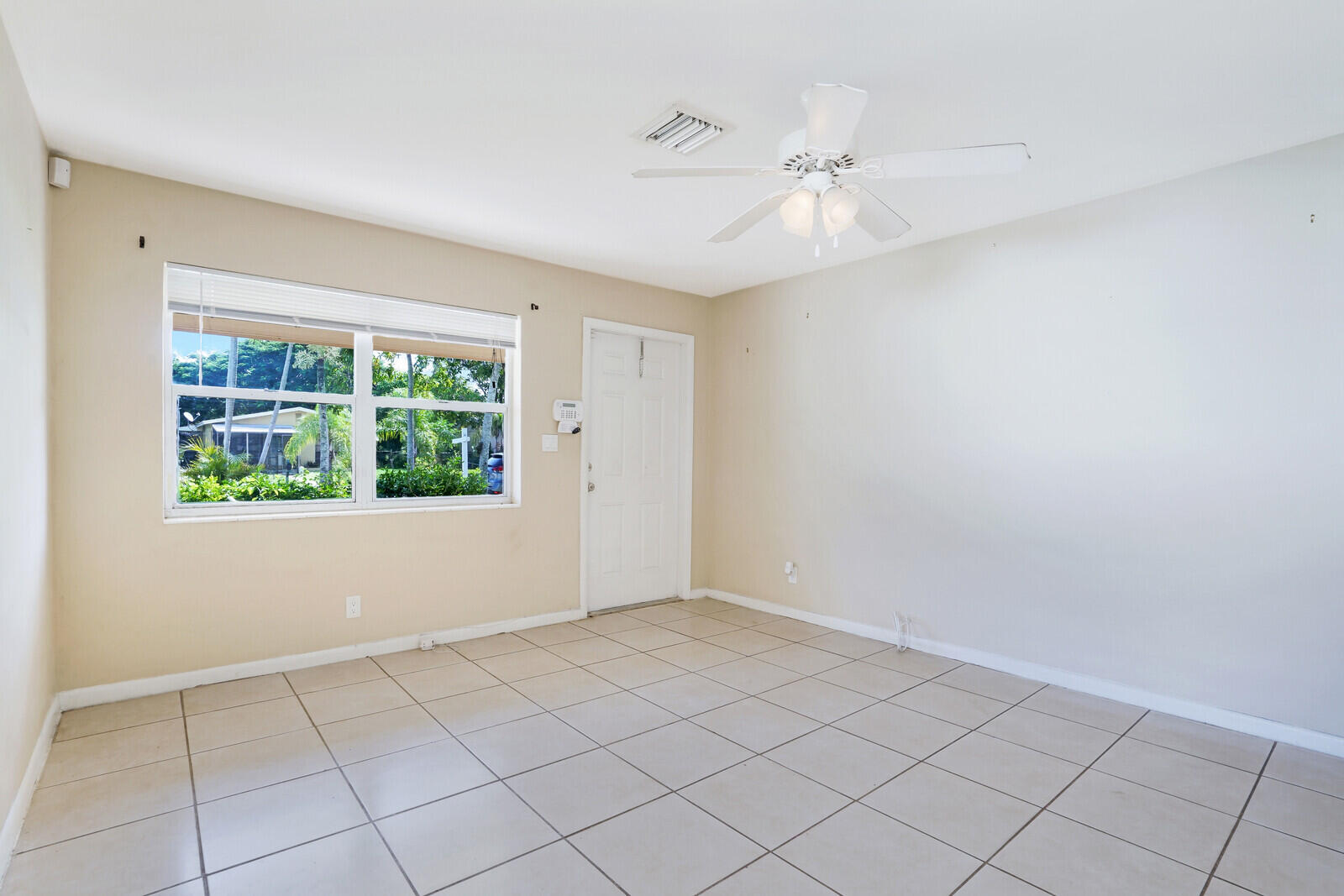937 South Ridge Street Lake Worth Beach, FL 33460 - Photo 5 of 29 Living Room
