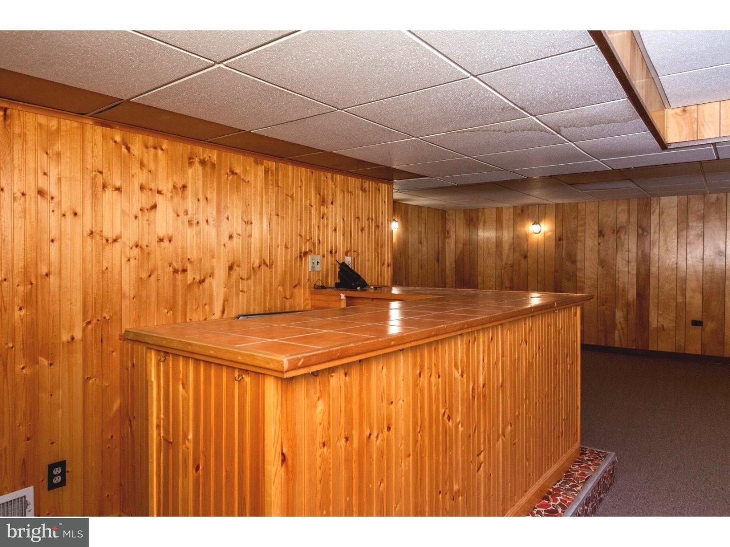 950 Crest Lane Springfield, PA 19064 - Photo 14 of 24 Wet Bar