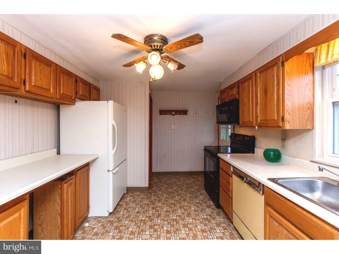 950 Crest Lane Springfield, PA 19064 - Photo 5 of 24 Kitchen