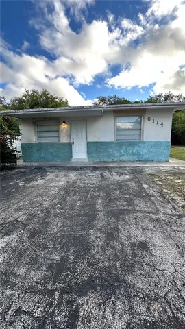 a view of a yard with a house