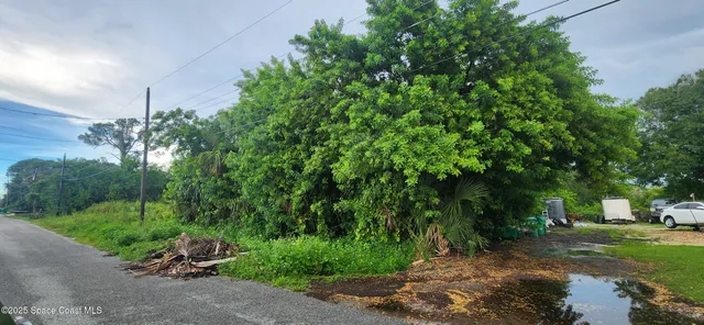 a view of a backyard with sitting area